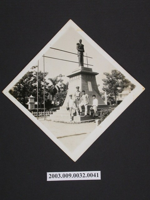 照片:紀念碑下合影(四人) (共1張)