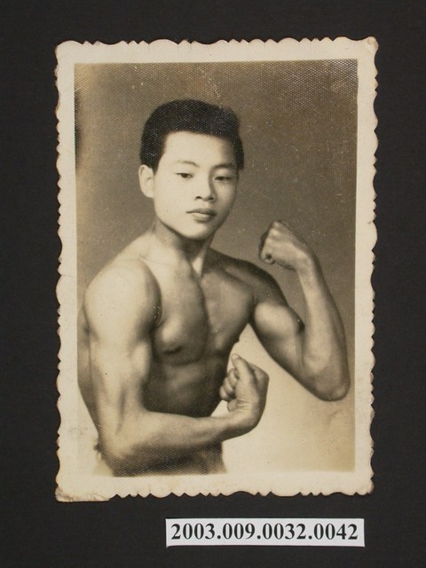 照片:男赤膊 (共1張)