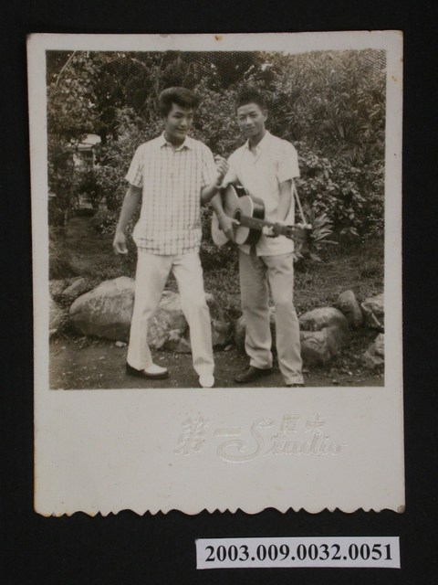 照片:二人合影(一背吉他) (共1張)