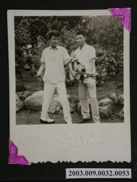 照片:二人合影(一背吉他) (共1張)