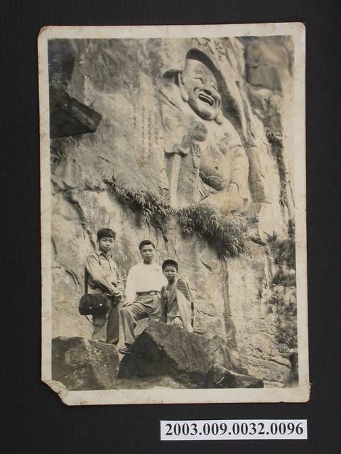 照片:合照(彌勒佛石壁下) (共2張)