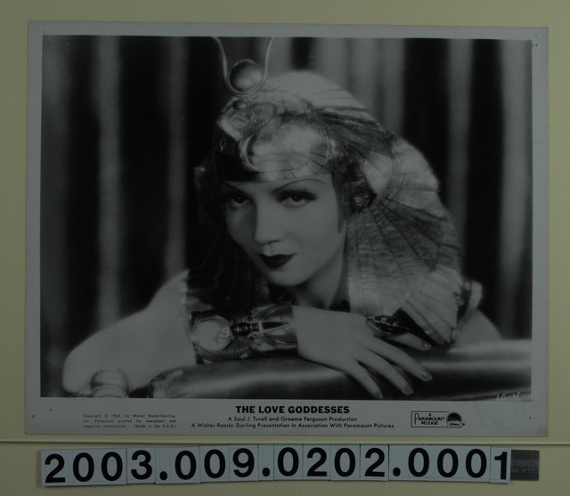 《美人世界》克勞黛考白劇照 (共3張)