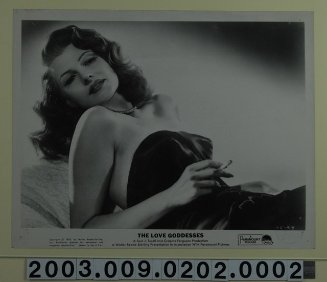 《美人世界》麗泰海華斯劇照 (共2張)