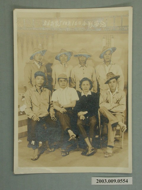 八人黑白合照 (共2張)