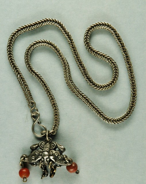 蝙輻造型金屬項鍊 (共2張)