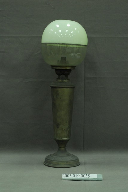 球形玻璃立柱式煤油燈組 (共1張)