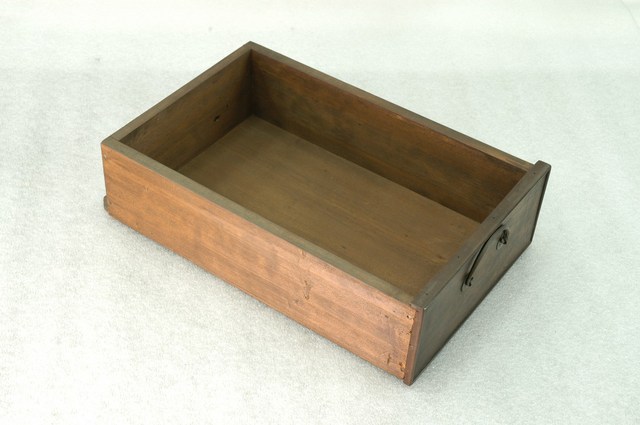 梳粧桌下層右下抽屜 (共2張)