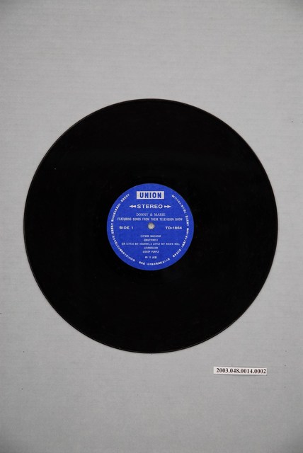 合眾唱片公司出品編號「TD-1864」西洋歌曲專輯《青春樂電視音樂劇全部插曲》12吋塑膠唱片 (共2張)