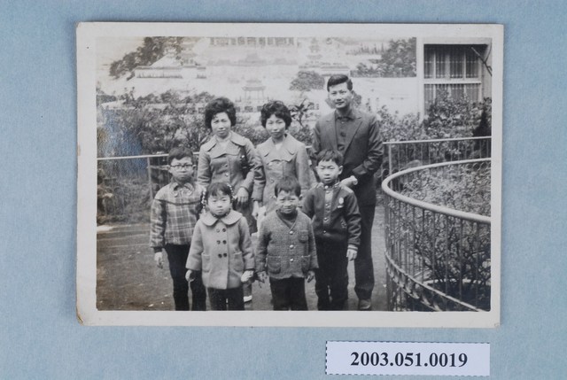 一群人站立於花圃旁合影 (共1張)