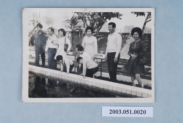 一群人站立於水池旁合影 (共1張)