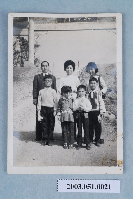 一群人站立於拱門前合影 (共1張)