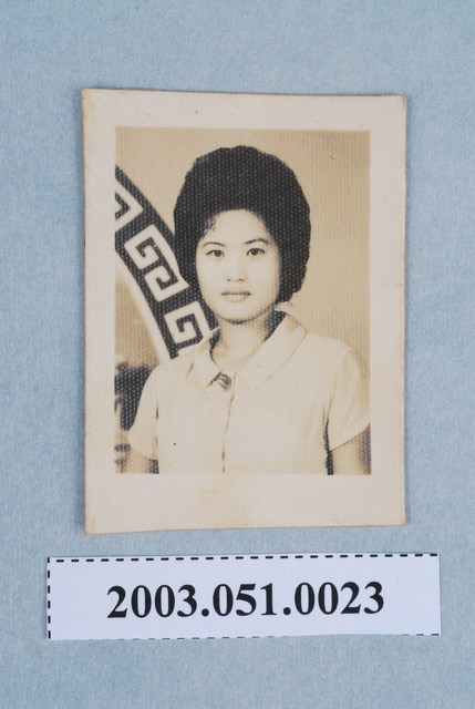 女子半身獨照 (共1張)