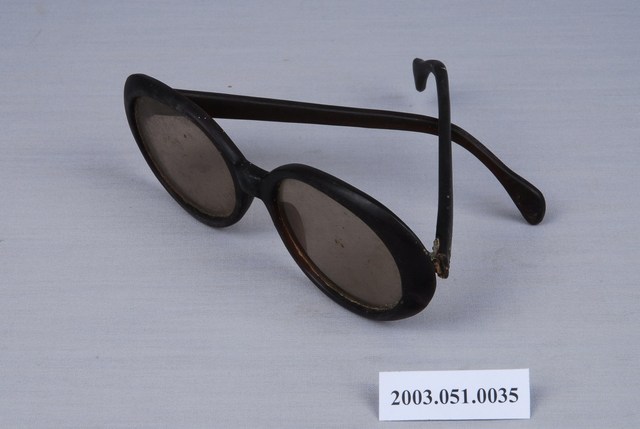 黑色膠框眼鏡 (共3張)