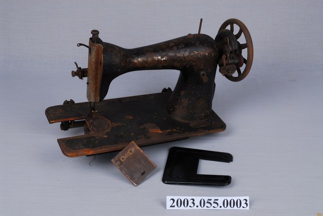 勝家牌手搖式縫紉機組 (共1張)