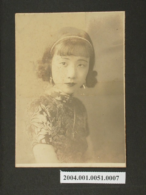 著旗袍女子沙龍照 (共1張)