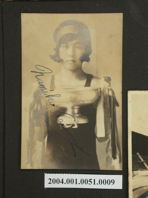 著泳衣女子手持獎盃照片 (共2張)