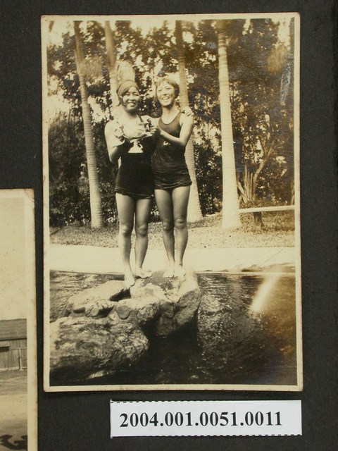 兩名著泳衣女子合照 (共3張)