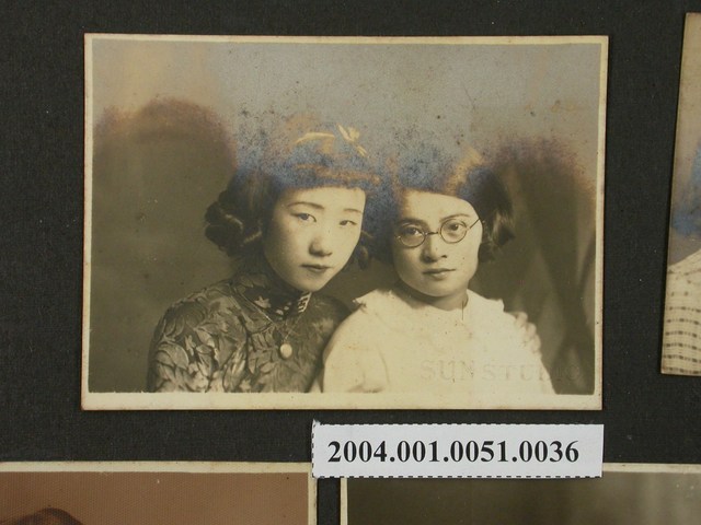 兩名女子合照 (共2張)