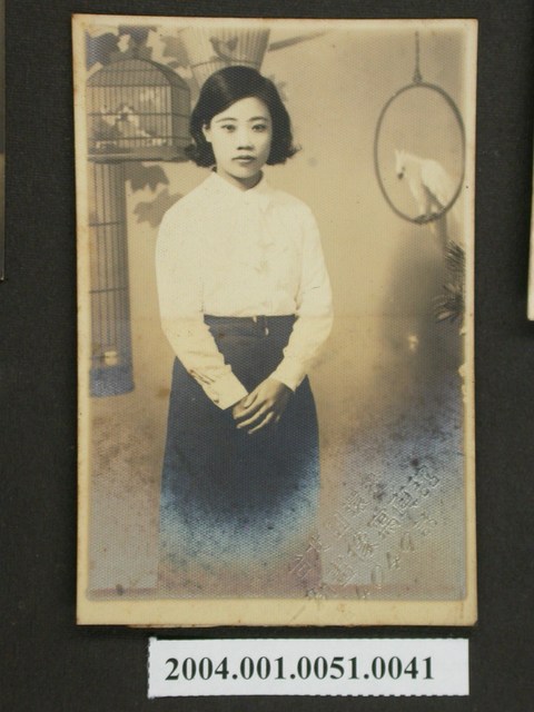 女子沙龍照 (共2張)