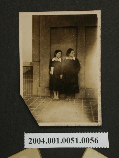 兩名女子合照 (共2張)