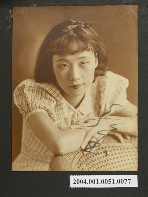 女子沙龍照 (共2張)