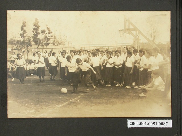 女學生踢足球運動爭搶照 (共2張)