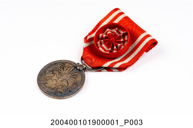 21.日本軍 記念11品 明治38年赤十字 日露凱旋賜軍人 皿 盃 萬古 日本赤十字社特別社員銀章- 藏品資料- 國立臺灣歷史博物館典藏網