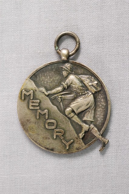 臺北國民中學校合同野營紀念章 (共2張)