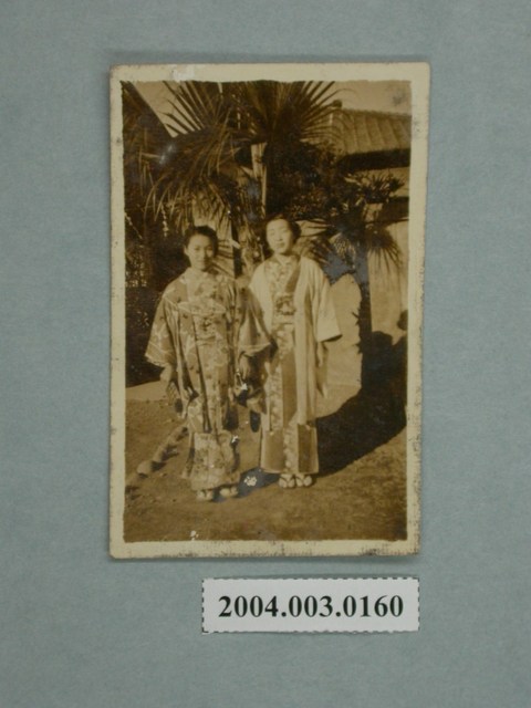 穿和服之兩名女子合影 (共2張)