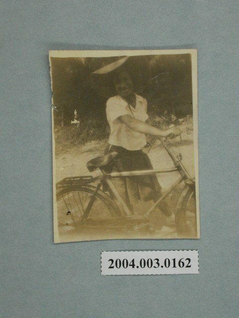 牽腳踏車的女學生 (共1張)