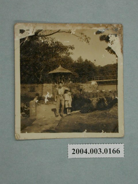 男子與孩童合影 (共1張)