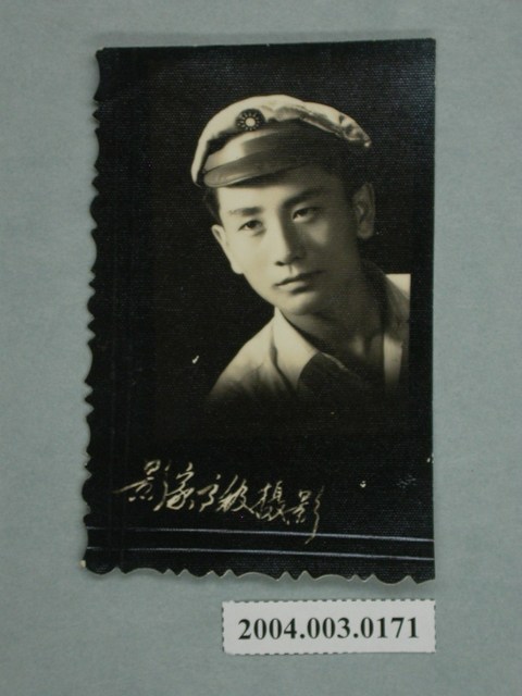 「芳男」先生個人半身照 (共2張)