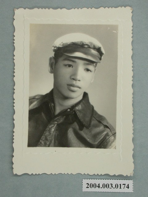 「芳男」先生個人半身照 (共2張)