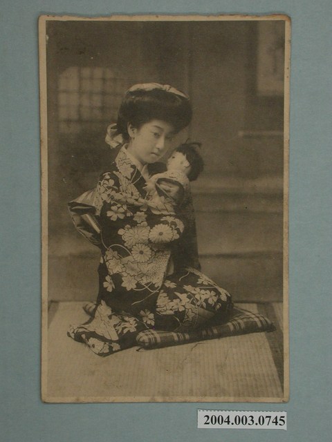 著和服並抱玩偶的女子 (共3張)