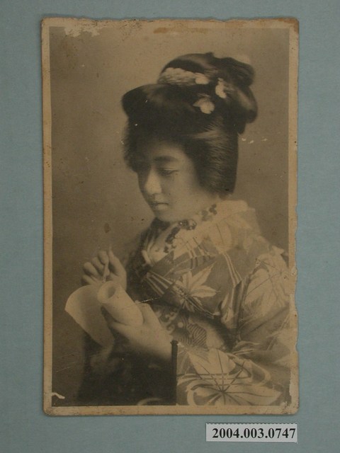 著和服握卷持筆的女子 (共3張)