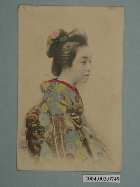 著和服的女子 (共3張)