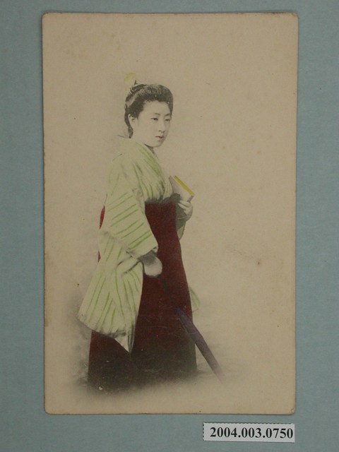 著和服持書本的女子 (共3張)