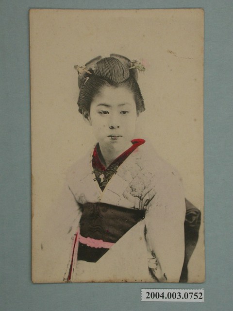 著和服的女子 (共3張)