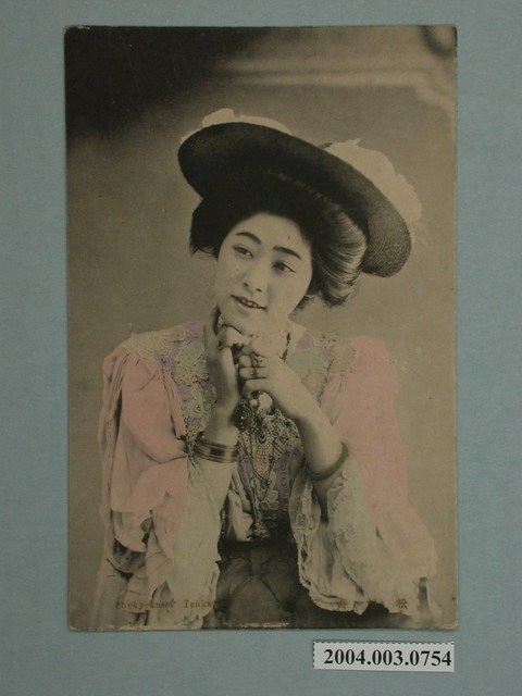 著洋裝的女子 (共3張)