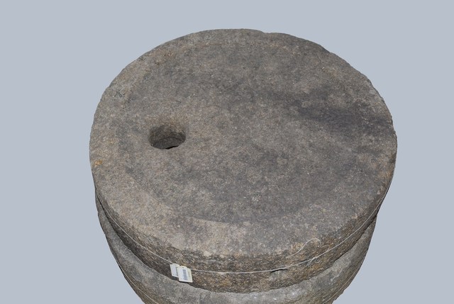 磨粉用大型石磨─上座 (共1張)