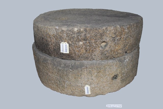 磨粉用大型石磨 (共1張)