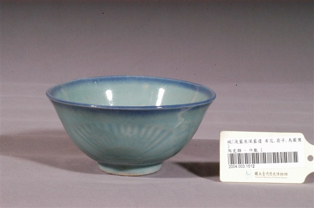 淺藍釉花鳥扇壓紋碗 (共3張)