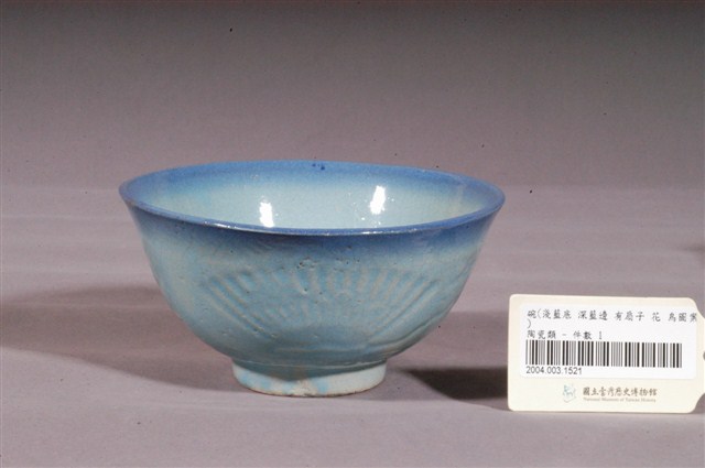 淺藍釉花鳥扇壓紋碗 (共2張)