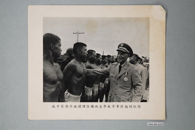 總統訓勉陸軍官校學生鍛練強健體魄作國家干城老照片 (共1張)