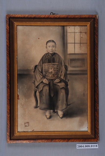 坐姿著官服女祖先畫像 (共1張)