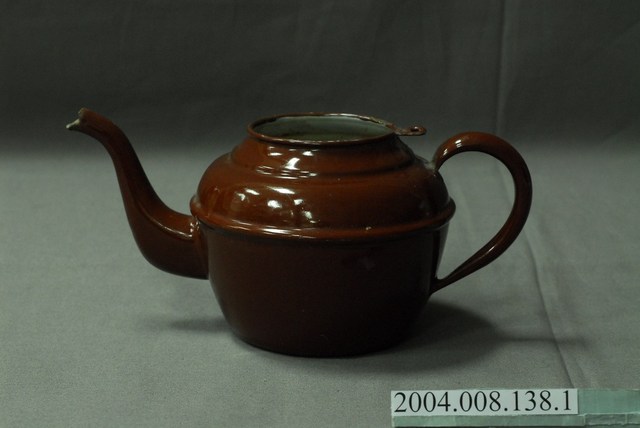 小型褐色鐵製水壺 (共4張)