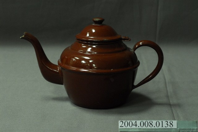 小型褐色鐵製水壺 (共2張)