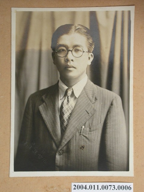 王育霖著西裝半身獨照 (共3張)