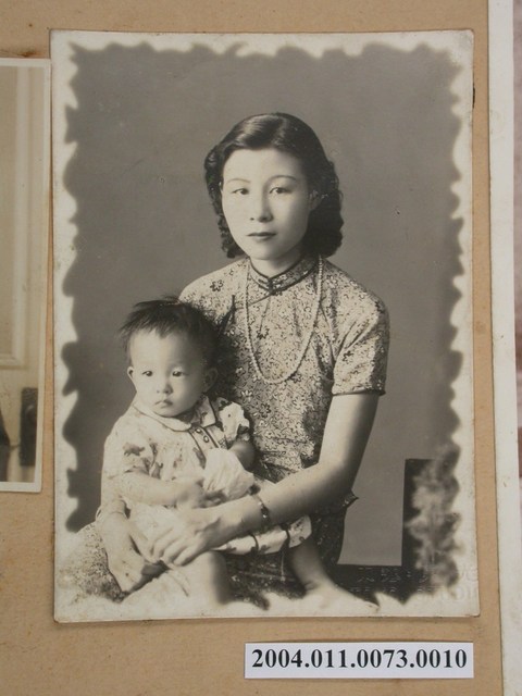 女子與孩童合照 (共3張)