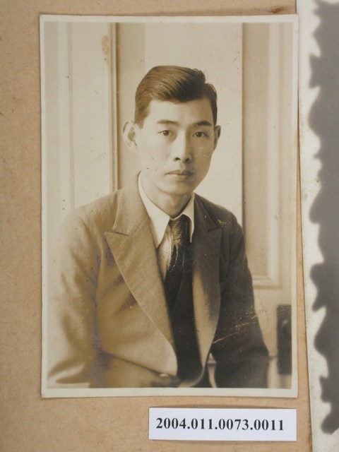 著西裝男子半身獨照 (共3張)